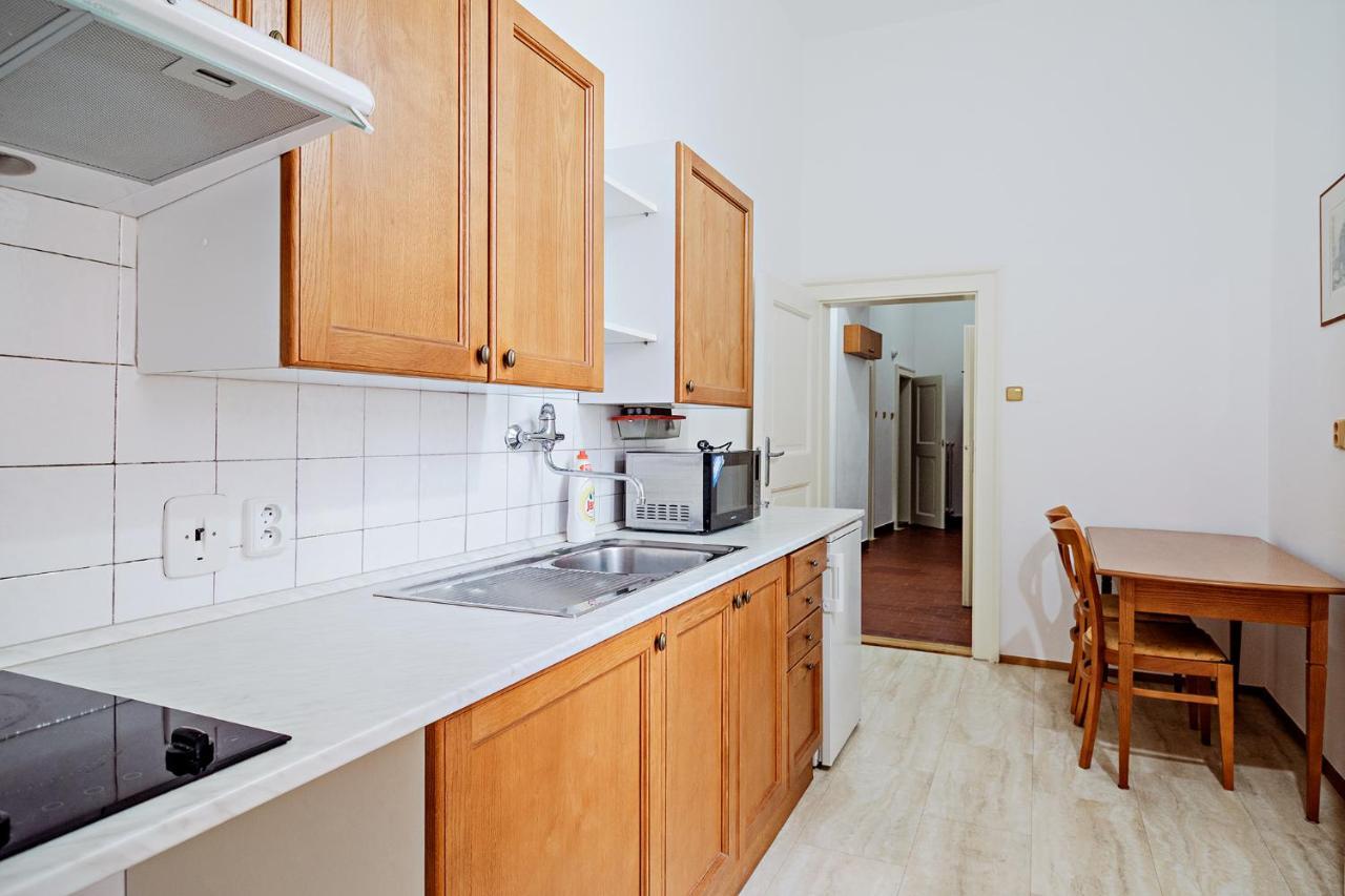 U Cerneho Medveda- At The Black Bear Appartement Praag Buitenkant foto