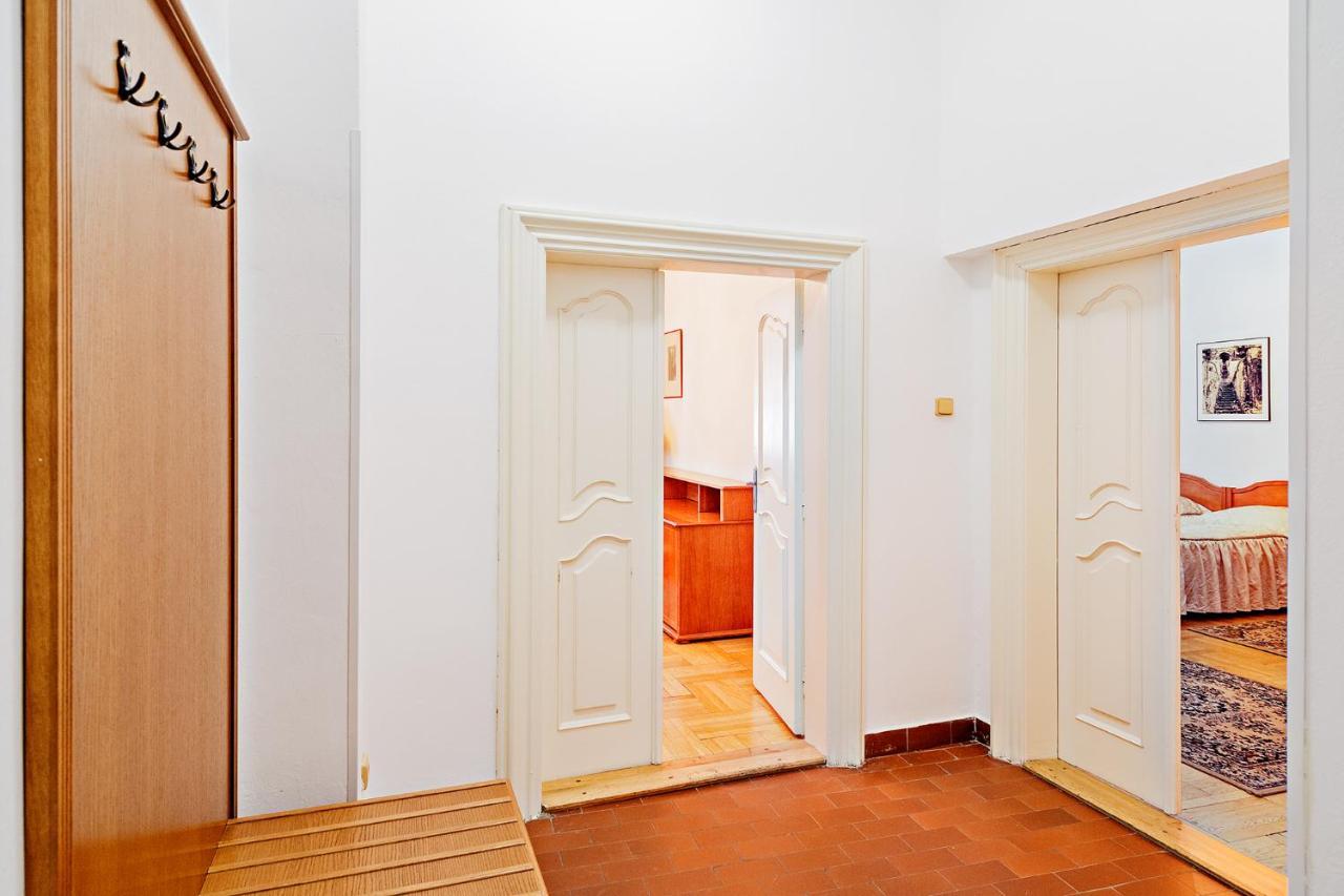 U Cerneho Medveda- At The Black Bear Appartement Praag Buitenkant foto