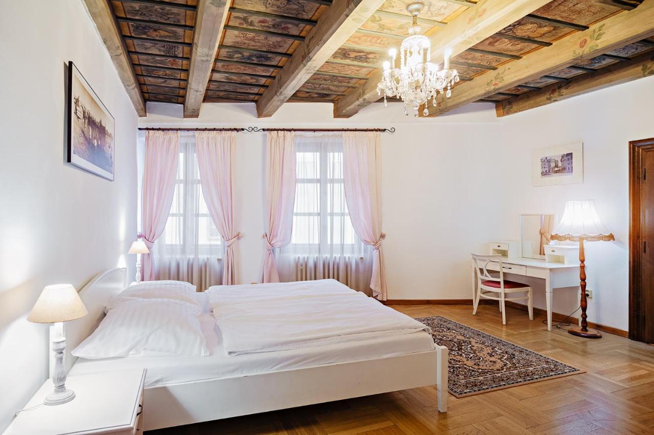 U Cerneho Medveda- At The Black Bear Appartement Praag Buitenkant foto