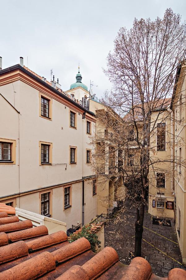 U Cerneho Medveda- At The Black Bear Appartement Praag Buitenkant foto