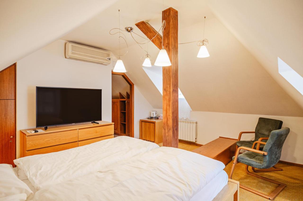 U Cerneho Medveda- At The Black Bear Appartement Praag Buitenkant foto