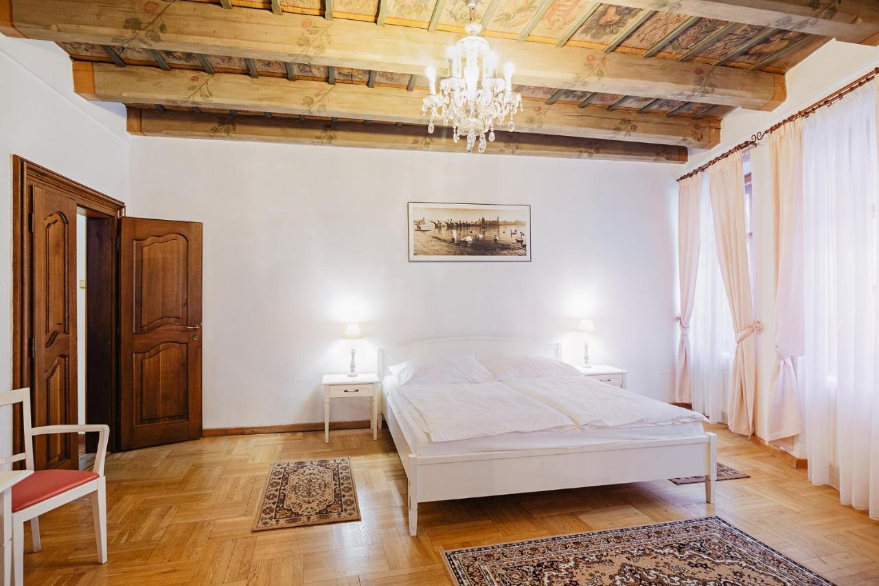 U Cerneho Medveda- At The Black Bear Appartement Praag Buitenkant foto