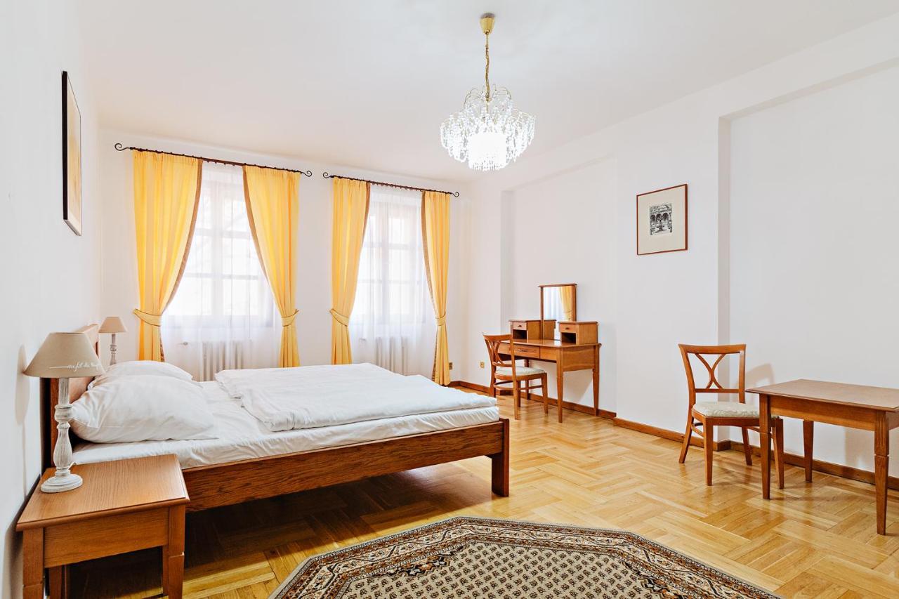 U Cerneho Medveda- At The Black Bear Appartement Praag Buitenkant foto