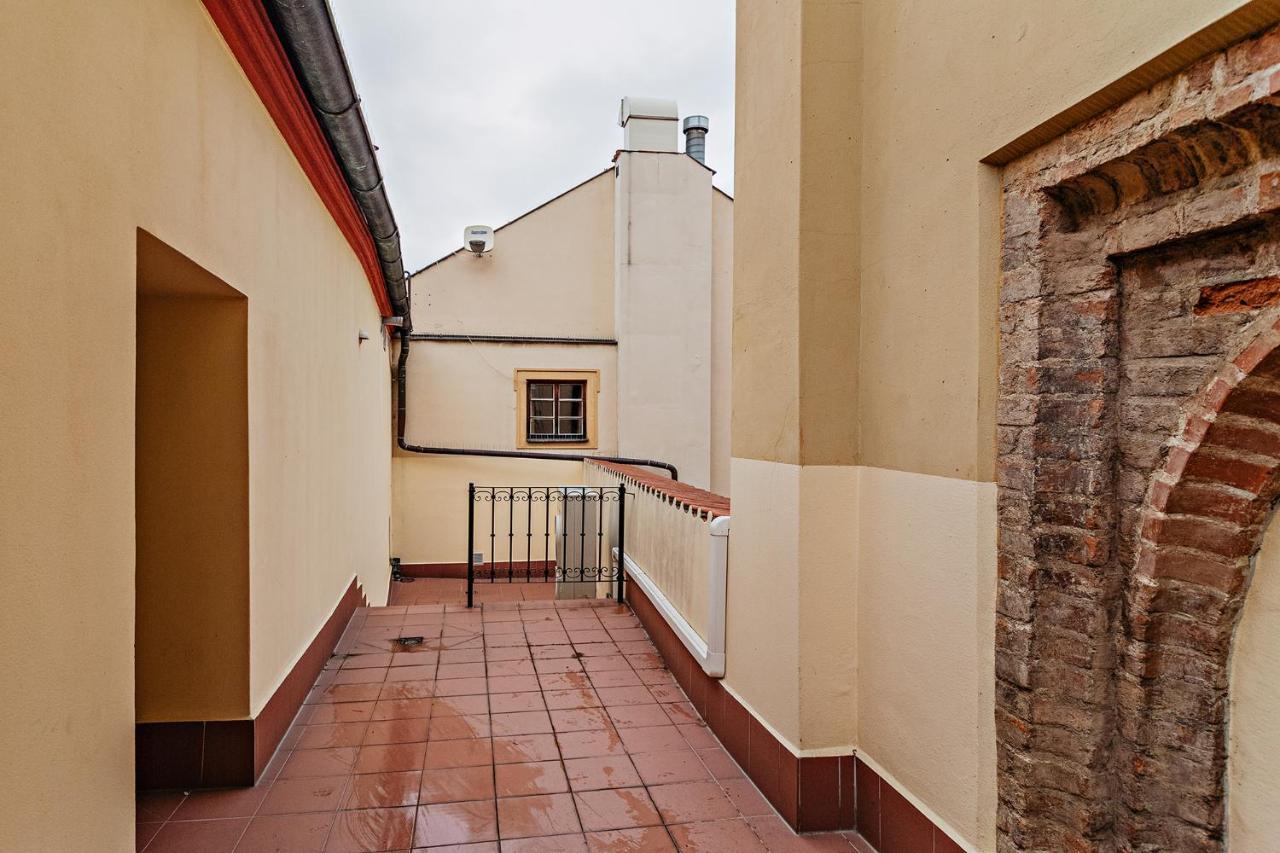 U Cerneho Medveda- At The Black Bear Appartement Praag Buitenkant foto