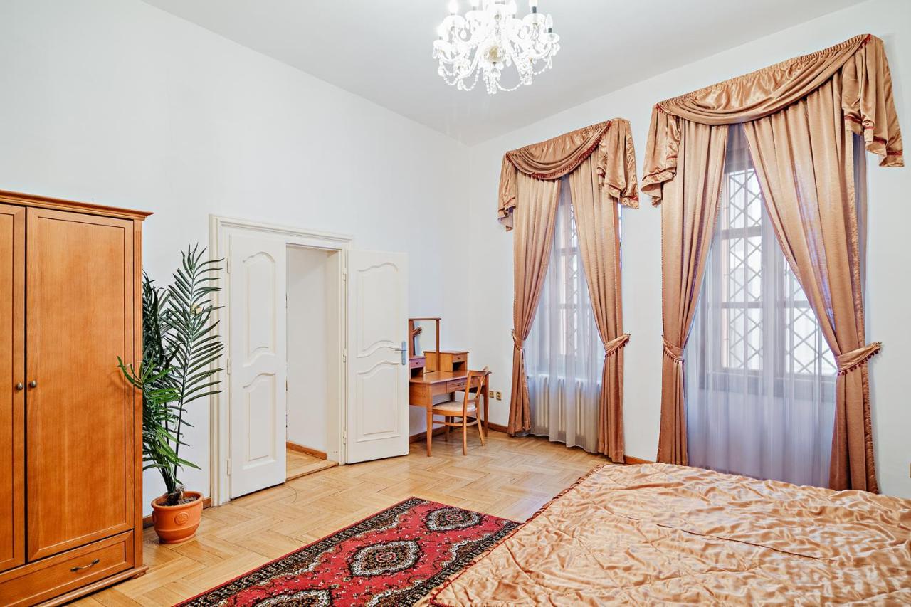 U Cerneho Medveda- At The Black Bear Appartement Praag Buitenkant foto